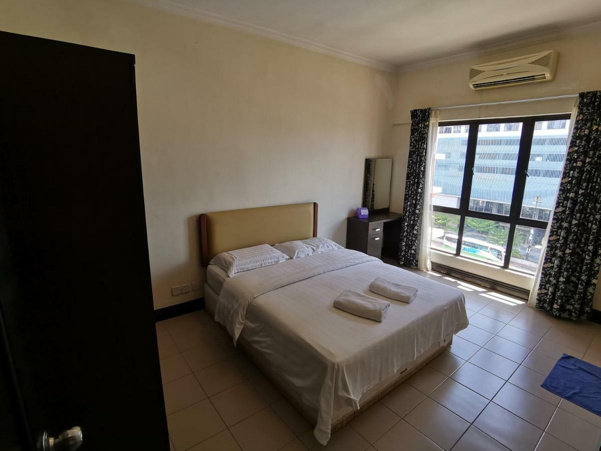 5 Bedrooms Penthouse 3 Bedrooms Marina Court Apartment *