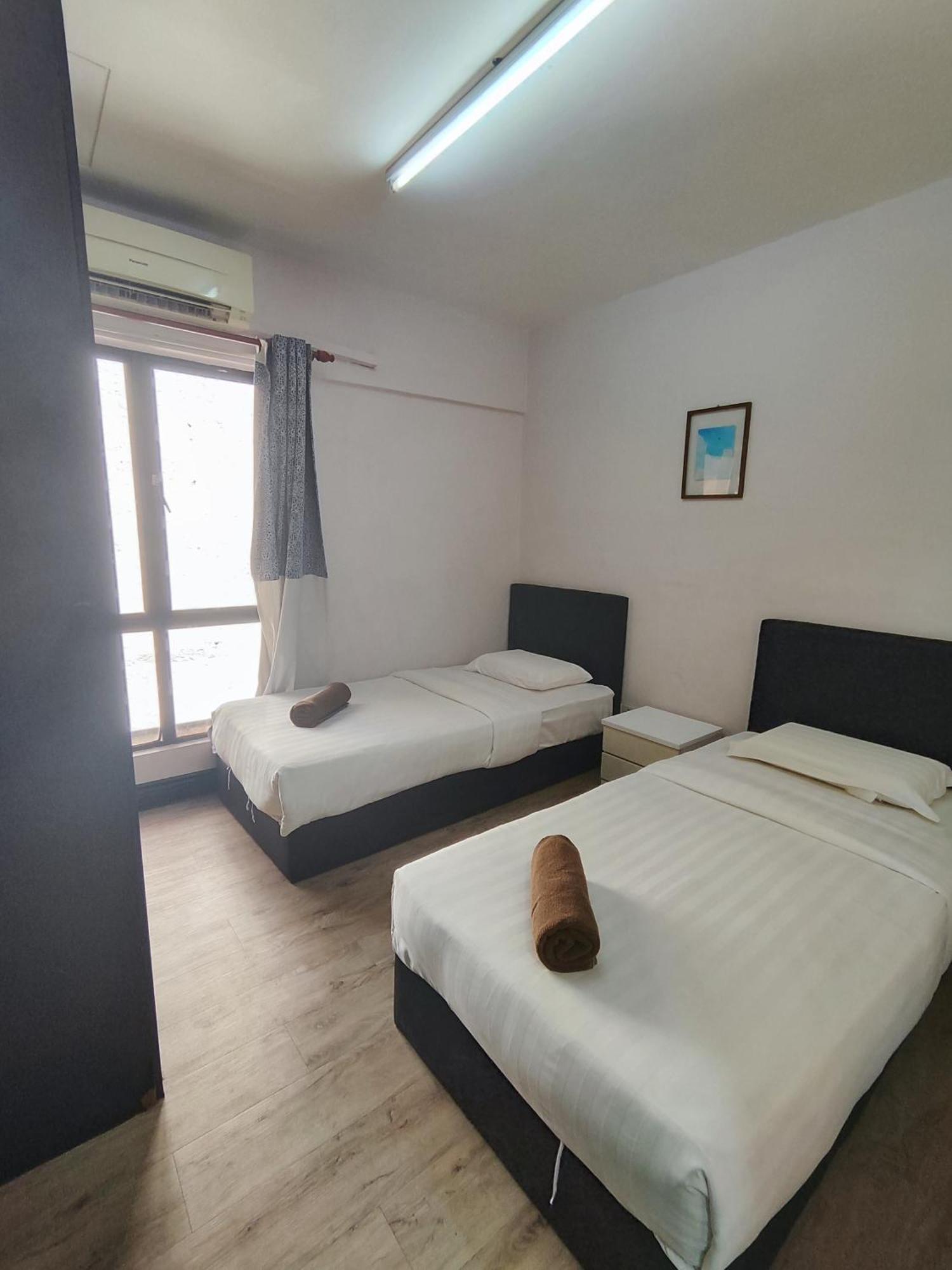5 Bedrooms Penthouse 3 Bedrooms Marina Court